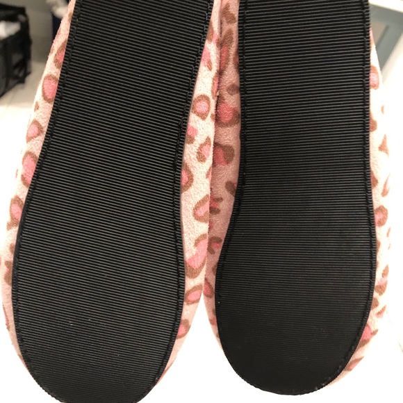 Sweater and house slippers - Picture 15 of 16